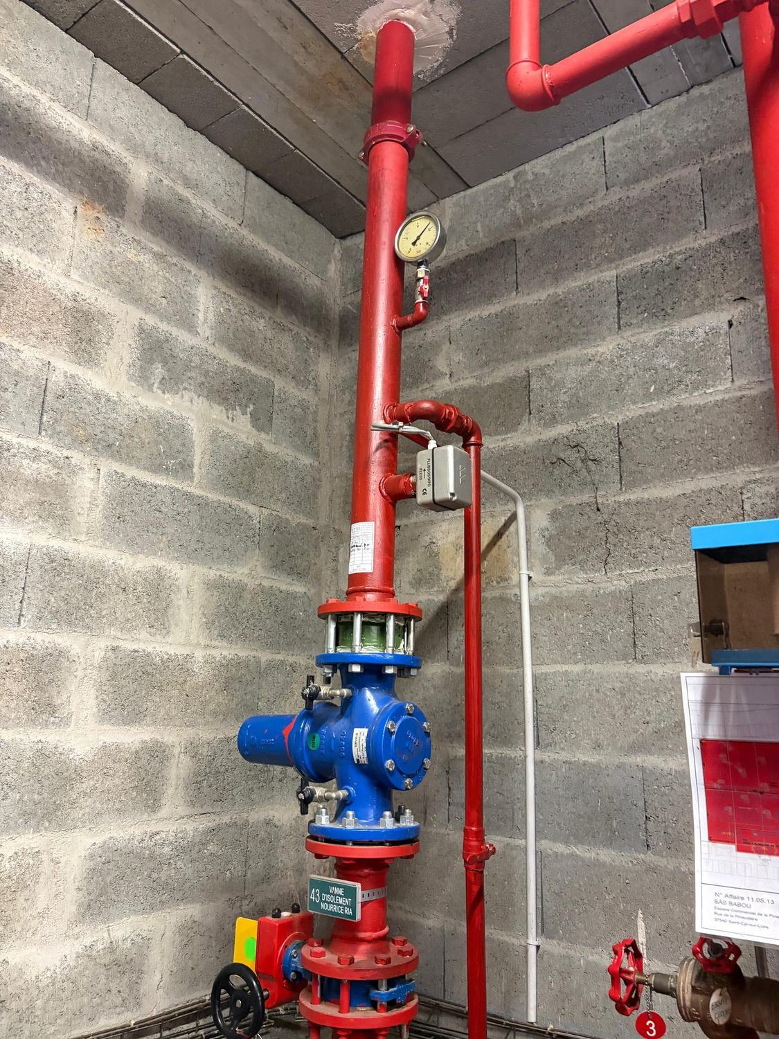 Colonne d'incendie armée et vanne d'isolement en local technique