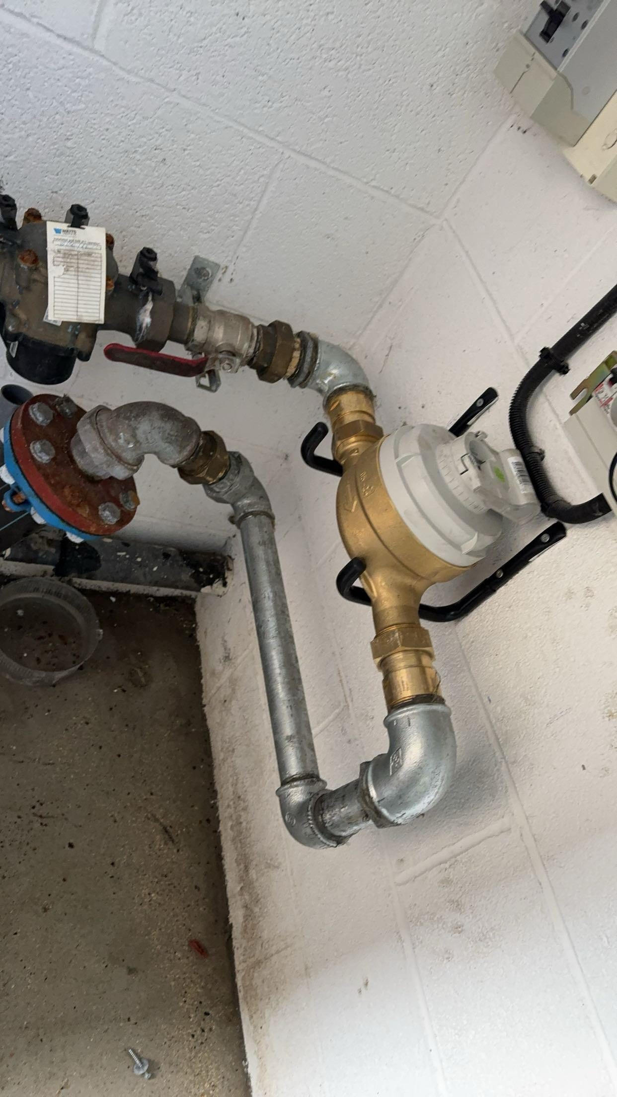 Compteur d'eau en laiton posé sur colonne, avec réducteur de pression
